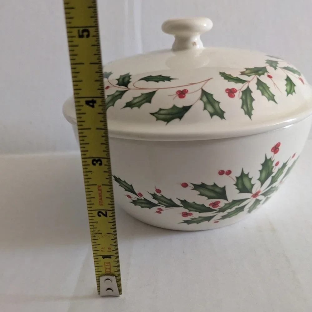 Lenox HOLIDAY Small Covered Casserole Dish. Great Condition